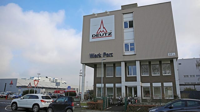 Das Logo der Deutz AG ist auf einem Gebäude der Werkes in Köln Porz zu sehen.