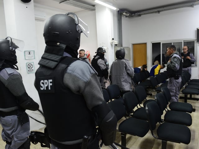 Cascos y escudos, un panorama poco usual dentro de una sala de audiencias. Foto Luciano Thieberger.