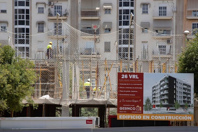 Trabajadores de la construcción en una obra en Xàtiva.