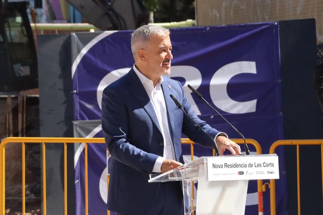 El alcalde de Barcelona, Jaume Collboni, en las obras de la nueva residencia centro de dia Benavent