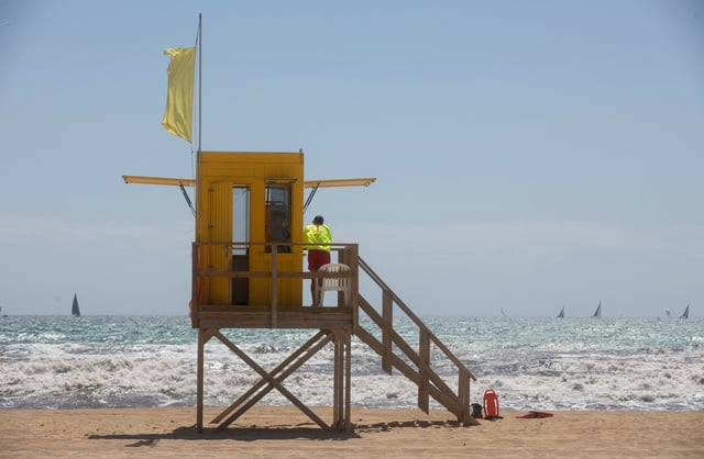 Der balearische Rettungsschwimmer-Verband Marsave fordert längere Einsatzzeiten von den Rettungsschwimmern. Morgens und abends, wo viele schwimmen gehen, sind die Türme häufig nicht besetzt. (Symbolbild)