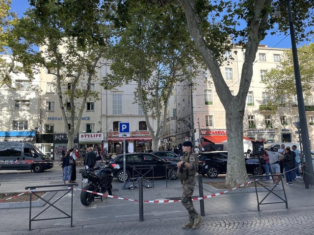 À proximité de l’endroit où le périple meurtrier de l’assaillant s’est arrêté, dans le centre-ville de Marseille, ce mardi après-midi.