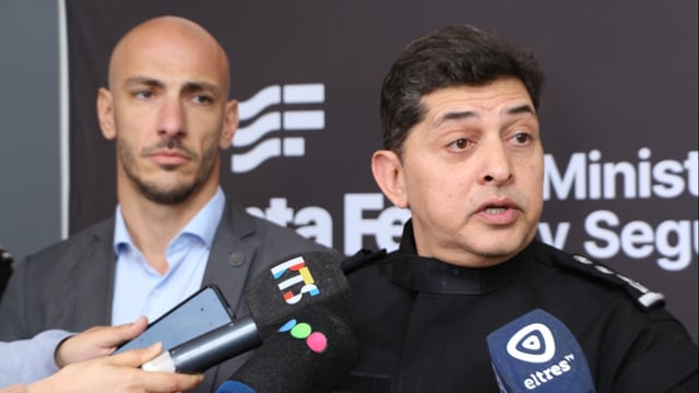 Claudio Romano, jefe de la UR II, y el secretario de Análisis y Gestión de la Información de Santa Fe, Esteban Santantino, durante la conferencia de prensa de esta mañana. 