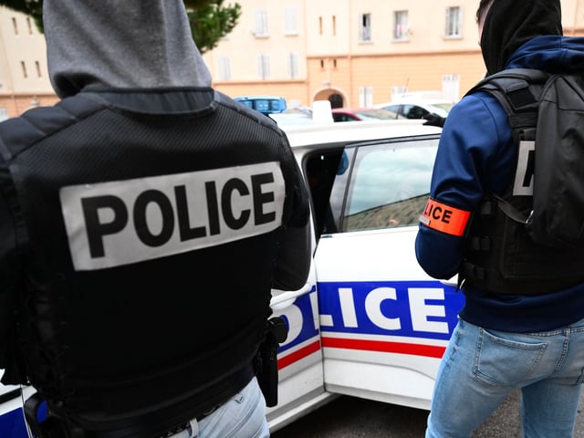 Policemen of the Drug and Underground Economy Unit ("Unite Stupefiants Economie Souterraine" - USES) operate in the northern district of Marseille, southern France on March 31, 2023. (Photo by Christophe SIMON / AFP) (Photo by CHRISTOPHE SIMON/AFP via Getty Images)