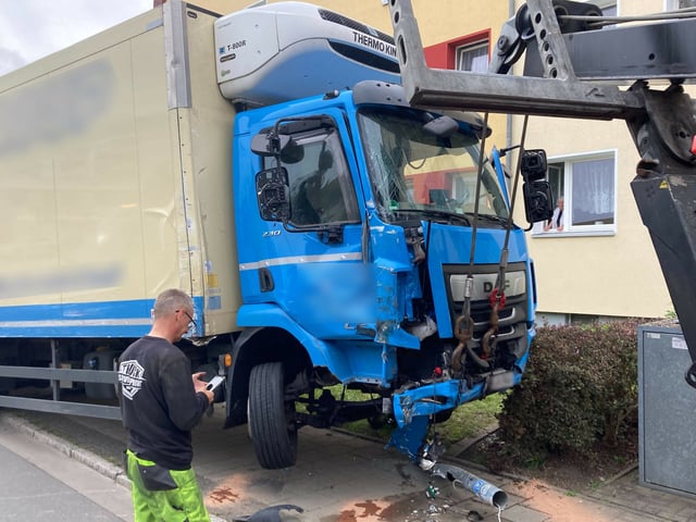 Der Lkw musste mit einem Spezialfahrzeug abtransportiert werden.