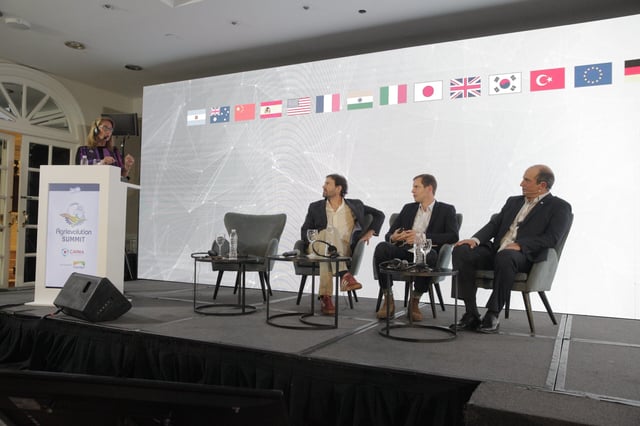 EXPERIENCIAS. Jorge López Menéndez, Stefam Cramm y Pedro Vigenau, durante su participación en la octava Agrievolution Summit. (Prensa Expoagro)