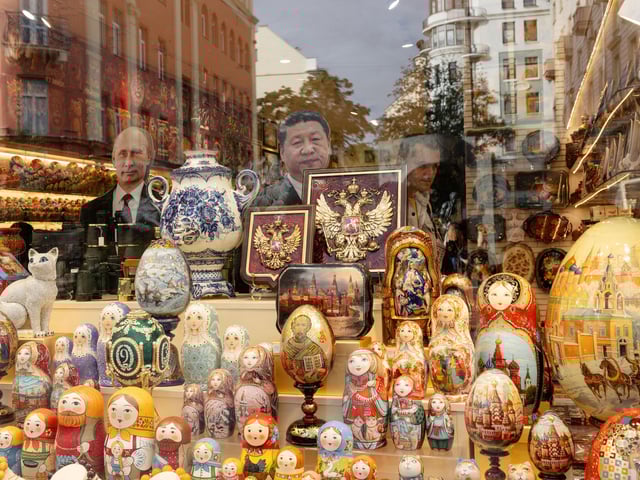Una tienda de recuerdos con recortes del presidente de Rusia, Vladimir V. Putin, a la izquierda, y del líder de China, Xi Jinping, en Moscú, 22 de junio de 2025. Con la visita de los líderes de Rusia y la India, el presidente de China mostrará cómo puede usar la diplomacia, el poderío militar y la historia para impulsar su influencia global. (Nanna Heitmann/The New York Times)