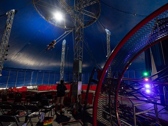  Hannah Owsianka of Australia, left, worked with U.S. aerialist Disa Carneol during a swinging trapeze rehearsal ahead of the Aug. 16-17 performances by Europa Super Circus.