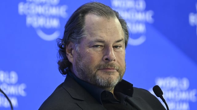 Laut Salesforce-Chef Marc Benioff, hier beim World Economic Forum in Davos, übernimmt KI in seinem Unternehmen in manchen Bereichen bereits 50 Prozent der Aufgaben. (Foto: picture alliance / Anadolu | Halil Sagirkaya)