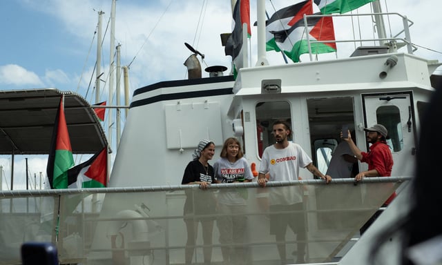 Militants participant à la flottille « Global Sunat Flotilla », avant le départ du port de Barcelone. L'activiste Greta Thunberg (au milieu) est l'égérie de ce déplacement.