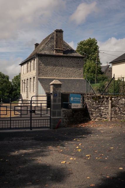 L'école de Moussages, que Caroline Grandjean dirigeait, à la sortie des classes le 2 septembre 2025.