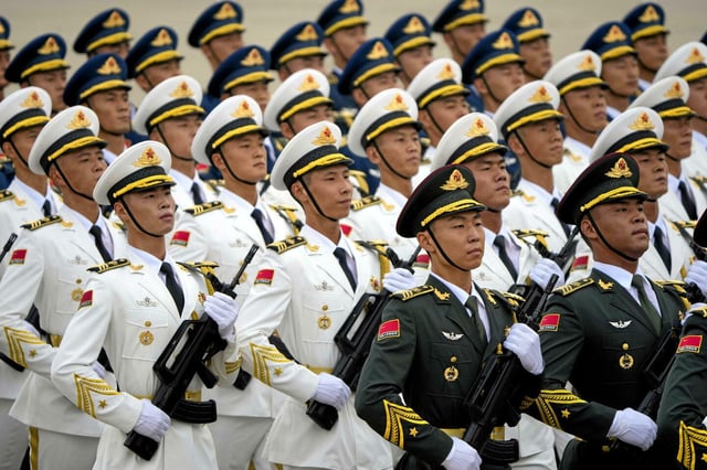 Des soldats de l'Armée Populaire de Libération (APL) défilent à Hanoï, pour les 80 ans de l'indépendance du Vietnam, le 2 septembre.  
