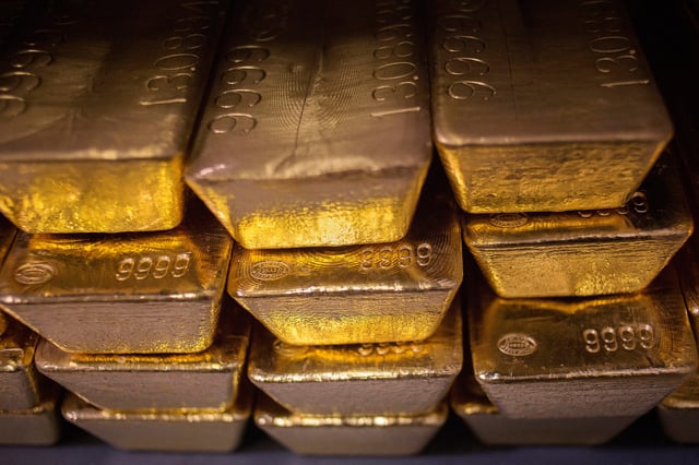 Twenty four karat gold bars are seen at the United States West Point Mint facility in West Point, New York June 5, 2013. REUTERS/Shannon Stapleton/File Photo