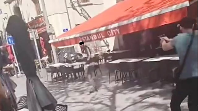 Marseille – Mit vorgehaltener Waffe stehen mehrere Polizisten einem Messerangreifer geg...