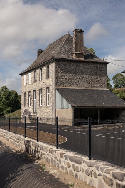 L'école de Moussages, que Caroline Grandjean dirigeait, à la sortie des classes le 2 septembre 2025.