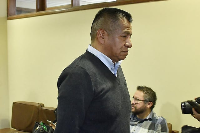 El portavoz de la Comunidad Boliviana de Sobrevivientes (CBS), Pedro Lima, asiste al juicio contra los jesuitas Ramon Alaix y Marcos Recolons por encubrimiento de los casos de pederastia en Bolivia.