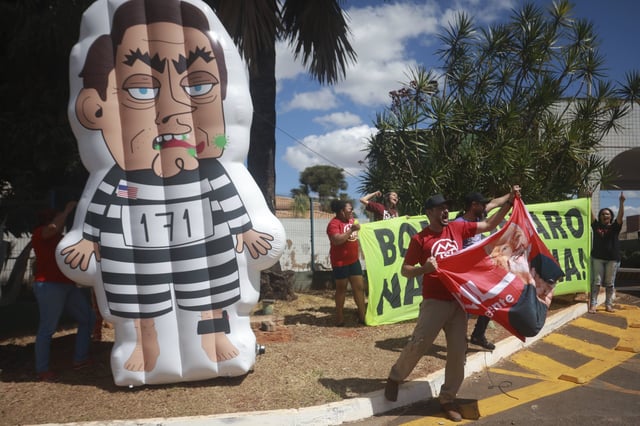 Manifestantes claman contra Bolsonaro afuera de su condominio en Brasilia