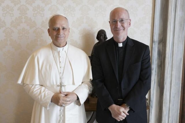 Papa León XIV junto al sacerdote jesuita James Martin.