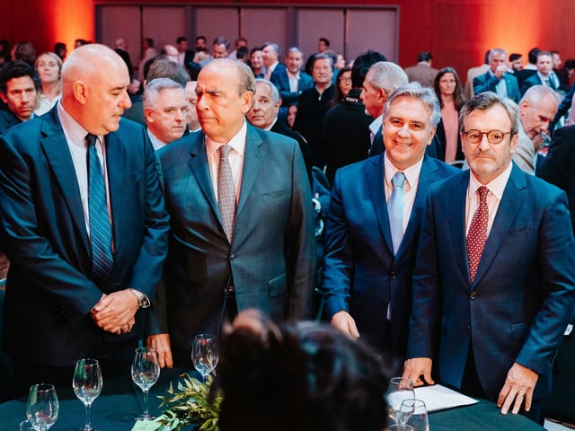 Luis Macario, tiutlar de la Unión Industrial de Córdoba, junto al Jefe de Gabinete Guillermo Francos. A la derecha, el gobernador de Córdoba, Martín Llaryora, y el titular de la Unión Industrial Argentina (UIA), Martín Rappallini.