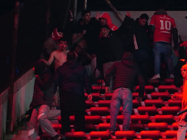 Barras de Independiente en el ataque a hinchas de Ia U de Chile Foto: Marcelo Carroll 