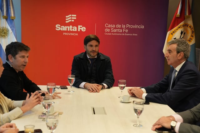 Maximiliano Pullaro junto a Pablo Domenichini, candidato a legislador de Somos Buenos Aires por la tercera sección, y Florencio Randazzo, diputado nacional.