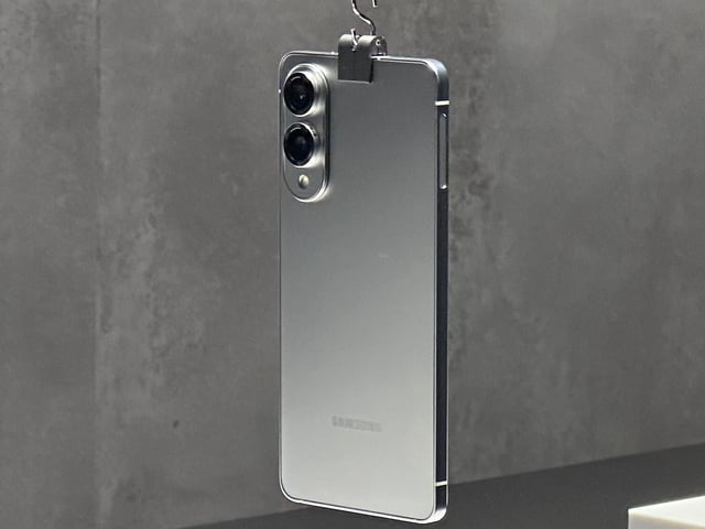 A close look at the Samsung Galaxy S25 Edge's protruding camera module at Samsung Unpacked 2025