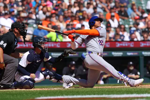 DETROIT, MICHIGAN - SEPTEMBER 01: Juan Soto #22 of the New York Mets watches his fourth inning grand slam home run in front of Dillon Dingler #13 of the Detroit Tigers at Comerica Park on September 01, 2025 in Detroit, Michigan.