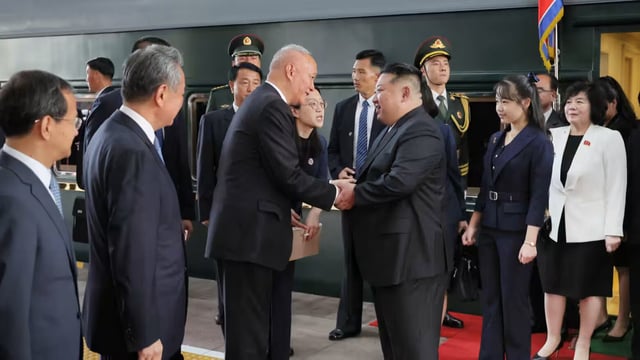 Esta imagen de la Agencia Central de Noticias de Corea del Norte (KCNA) muestra al líder norcoreano Kim Jong-un; detrás está su hija
