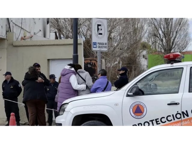 Los familiares de la mujer fallecida tras el hallazgo del cuerpo.