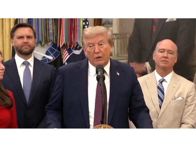 Donald Trump junto a sus funcionarios anunciando la acción militar con la embarcación venezonala.