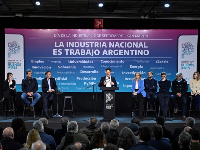Axel Kicillof, con Sergio Massa, Gabriel Katopodis, Verónica Magario y el intendente Fernando Moreira, entre otros dirigentes, en un acto este martes en San Martín.