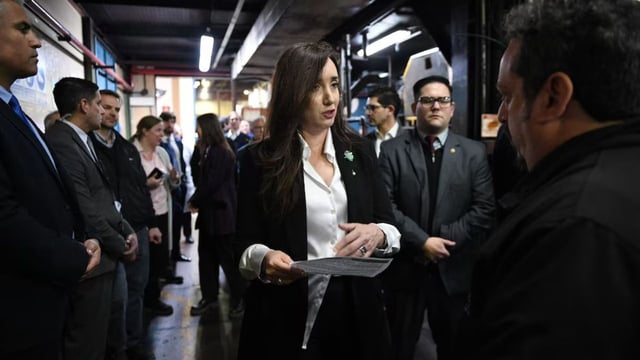 Victoria Villarruel en la fábrica de neumáticos Fate. 