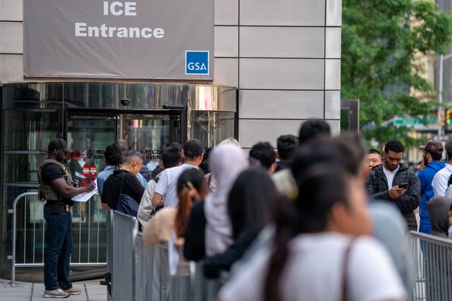 An ICE agent speaks to people lined up to enter the U.S. Immigration Court, in Manhattan, New York City, U.S., June 5, 2025. REUTERS/David 'Dee' Delgado/ File Photo