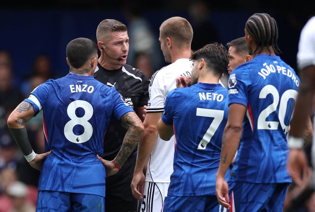 Soccer Football - Premier League - Chelsea v Fulham - Stamford Bridge, London, Britain - August 30, 2025 Referee Robert Jones speaks to the players before disallowing a Fulham's Josh King goal following a VAR review Action Images via Reuters/John Sibley/File Photo