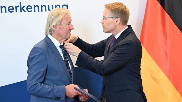 Große Ehre für HSV-Legende Horst Hrubesch.
