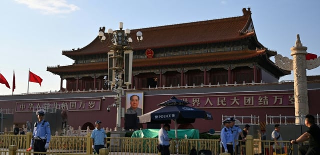 Des policiers montent la garde avant un défilé militaire commémorant le 80e anniversaire de la victoire sur le Japon et la fin de la Seconde Guerre mondiale, sur la place Tiananmen à Pékin, le 1er septembre 2025
