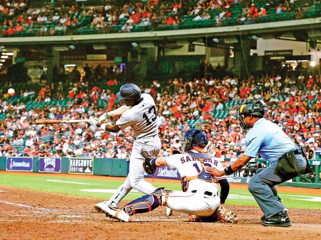 Jazz Chisholm, jugador de Yankees, bateando.