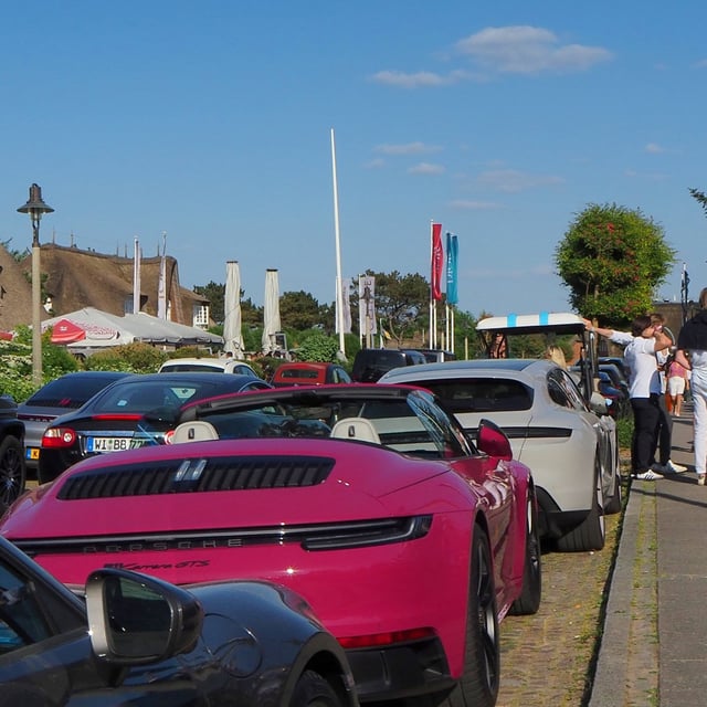 Luxus-Autos auf Sylt. Symbol für eine Neiddebatte in Deutschland