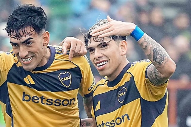 La felicidad de Palacios junto a Di Lollo, autor del 1 a 0 ante Aldosivi