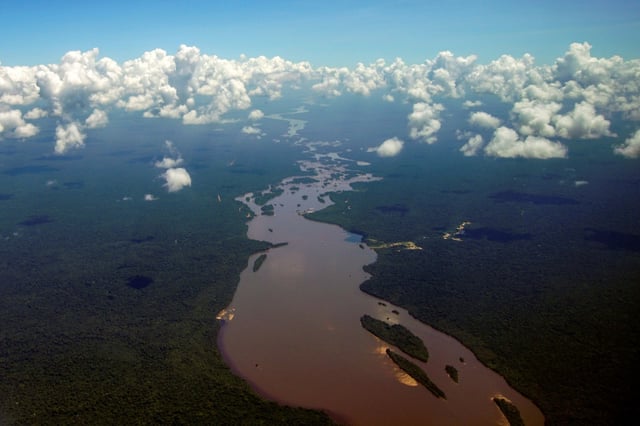 Vue aérienne de la rivière Essequibo, coulant dans une section de la forêt amazonienne au Guyana, le 24 septembre 2022