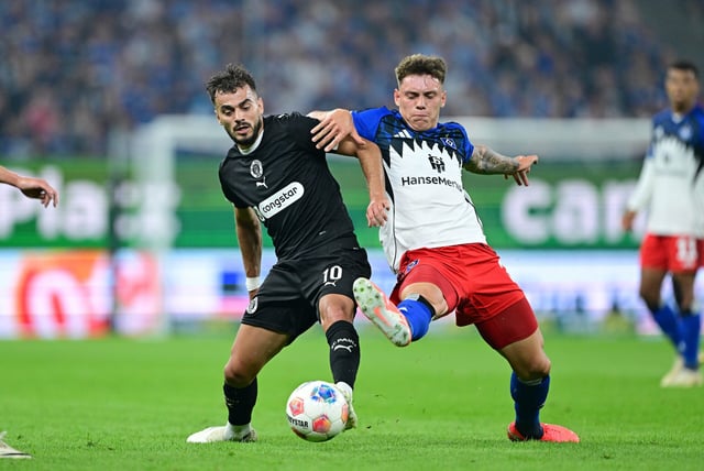 St. Pauli-Profi Danel Sinani (l.) und HSV-Profi NIcolai Remberg treffen in der nächsten DFB-Pokal-Runde auf Hoffenheim respektive Heidenheim.