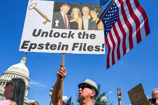 Des manifestants lors de la conférence de presse des victimes de Jeffrey Epstein devant le Capitole, à Washington, le 3 septembre 2025
