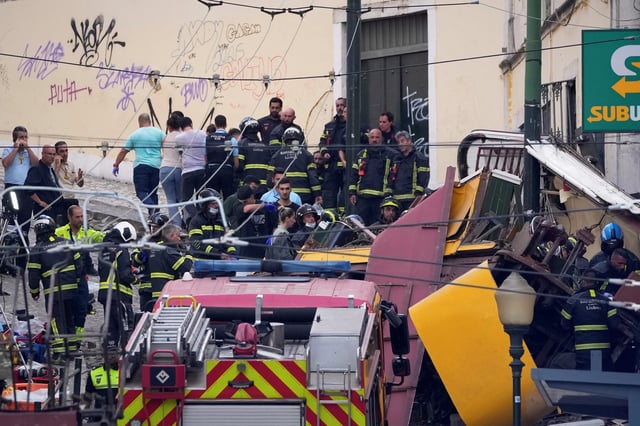 Tragedia en Lisboa: un tranvía turístico descarriló y dejó al menos 15 muertos. (AP)