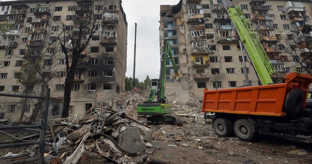 Imagen del 17 de junio de 2025 de rescatistas retirando escombros mientras buscan sobrevivientes en un edificio dañado en un ataque ruso con misil, en Kiev, Ucrania. Foto: Peter Druk, Xinhua