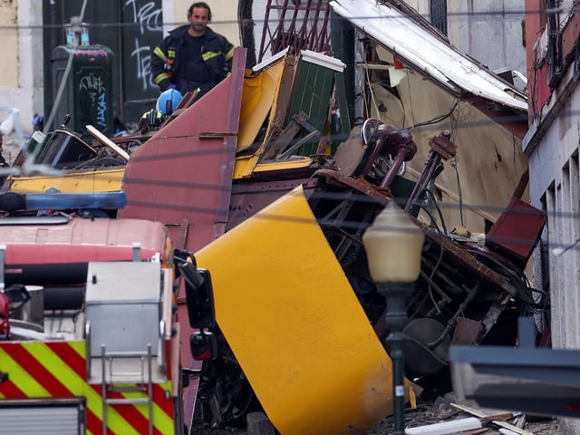 Lisbon (Portugal), 03/09/2025.- Rescuers and firefighters operate at the scene after the Gloria funicular cable railway derailed in Lisbon, Portugal, 03 September 2025. At least three people died in the derailment, with emergency services reporting that several were injured and others are still trapped at the scene. (Lisboa) EFE/EPA/MIGUEL A. LOPES