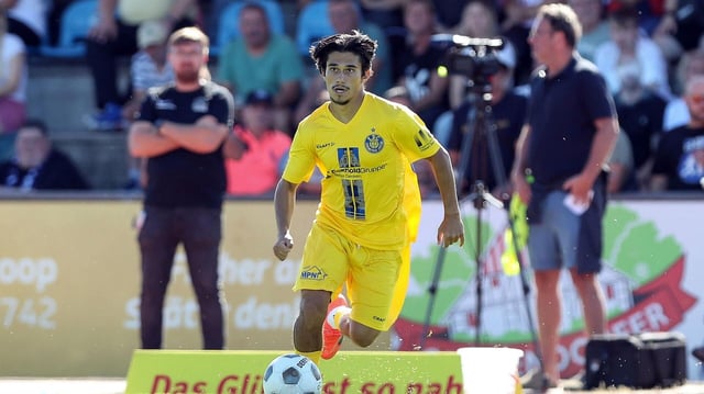 v.l. Eren Öztürk Lok Leipzig, 30, am Ball.