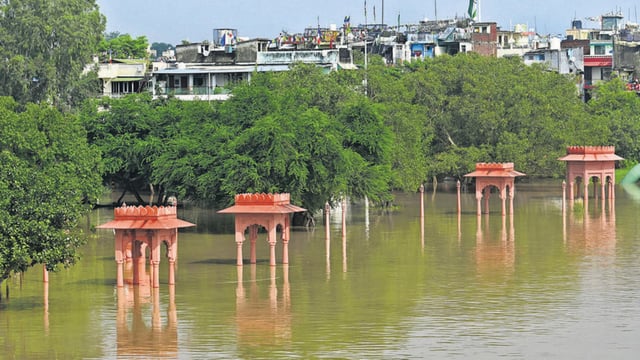 Vasudev Ghat submerged in over flowing Yamuna on Wednesday. (Vipin Kumar/HT Photo)
