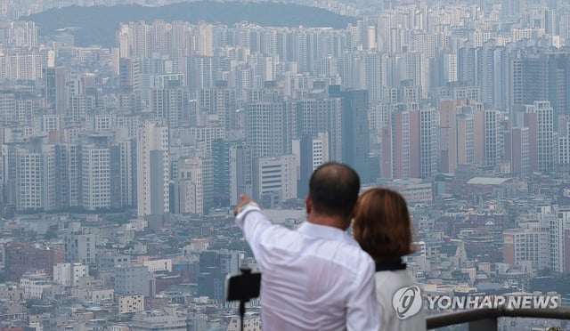 This image taken from Mount Nam on Aug. 31, 2025, shows apartment complexes in central Seoul. (Yonhap)