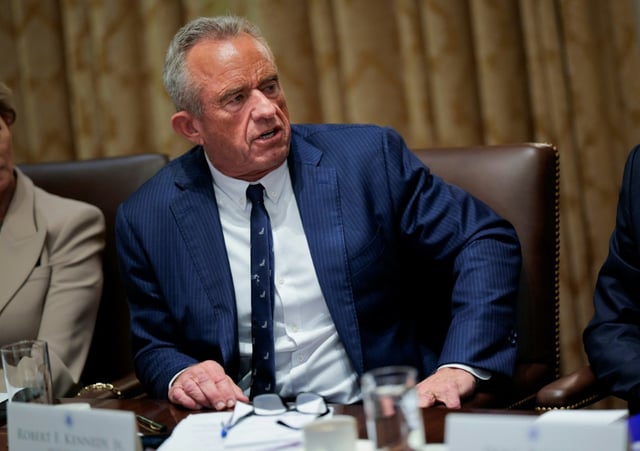 Le ministre américain de la Santé, Robert F. Kennedy Jr., prend la parole dans la salle du cabinet de la Maison Blanche, à Washington, le 26 août 2025