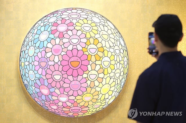 A visitor checks out an artwork by Japanese artist Takashi Murakami at Frieze Seoul at the COEX exhibition hall in southern Seoul on Sept. 3, 2025. (Yonhap)